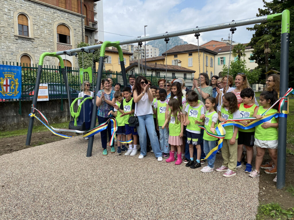 Inaugurazione del nuovo Giardino di Betty a Lecco con partecipanti alla cerimonia