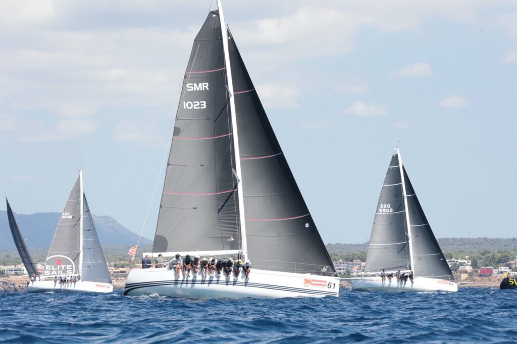 Regata di barche a vela nel mare